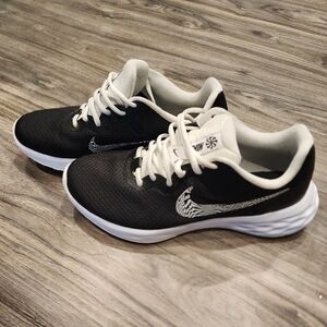 Womens Nike Running Shoes. Size 9.